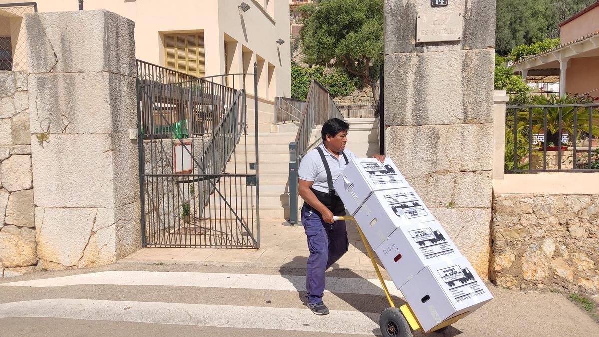 Una imagen de la mudanza del colegio Es Putxet de Selva, cerrado por orden del Govern el pasado mes de abril.