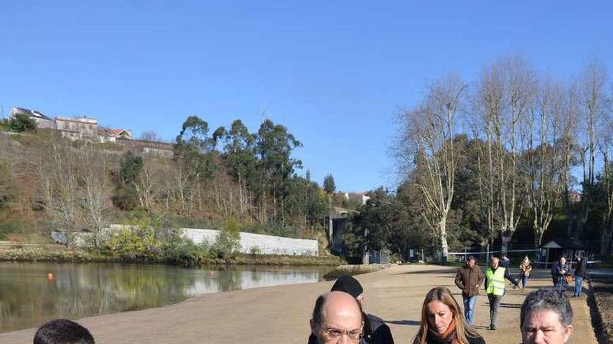 Lores (derecha) visitó ayer las obras en la playa fluvial. // G. Santos