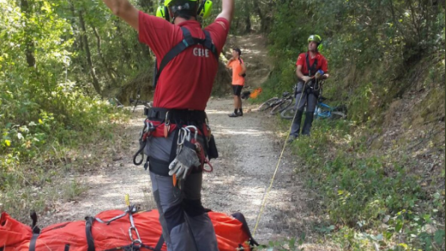 Bombers rescatant el ciclista accidentat avui a la zona de l&#039;ermita de Sant Patllari a Porqueres