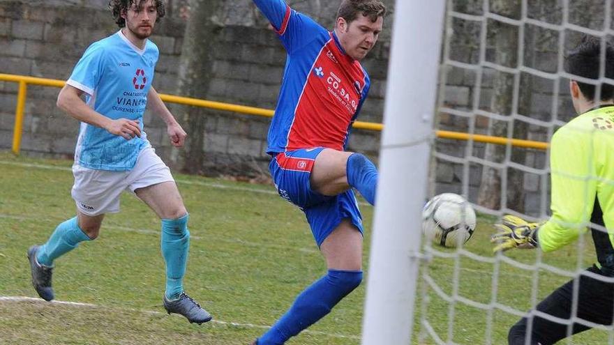 El delantero unionista Hugo intenta controlar un balón en el área del Viana. // FdV