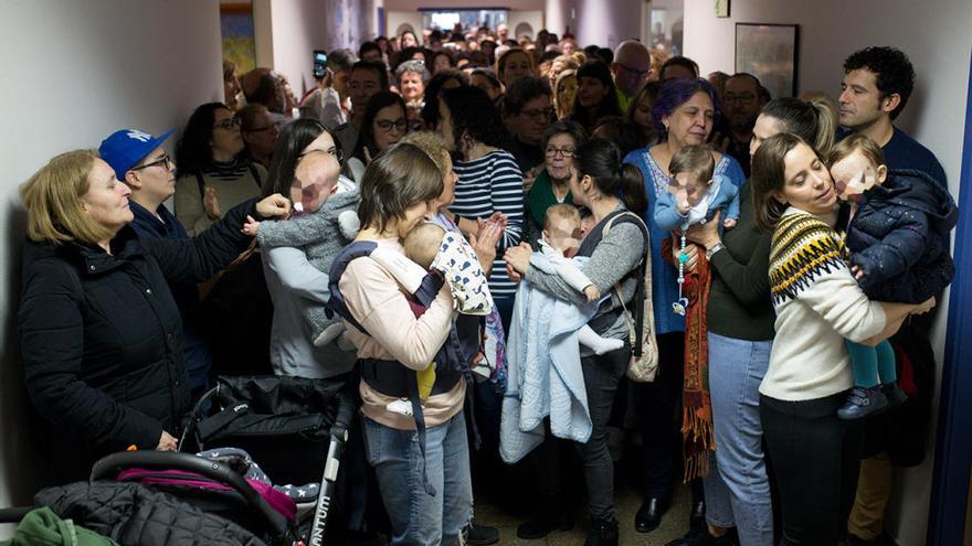 Vecinos y trabajadores encerrados en el Hospital de Verín desde esta mañana. // Brais Lorenzo