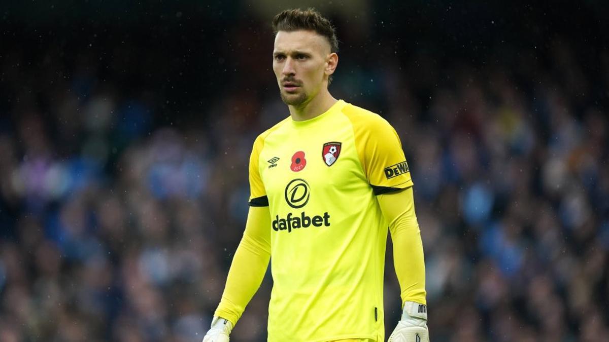 Radu, en un partido con el Bournemouth