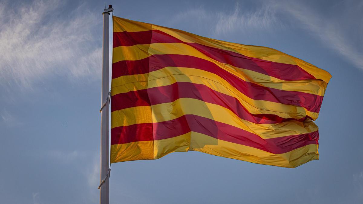 La 'senyera' en el exterior del Parlament de Catalunya