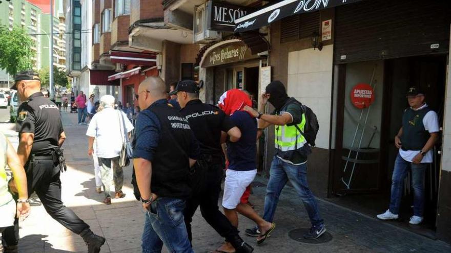 Momento en el que David González Chorén sale detenido de su local. // Iñaki Abella