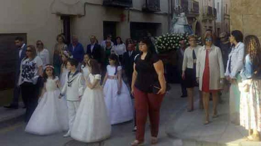 Las niñas y niños de la primera comunión marchan delante de la Virgen de la Antigua por las calles de Fuentesaúco.