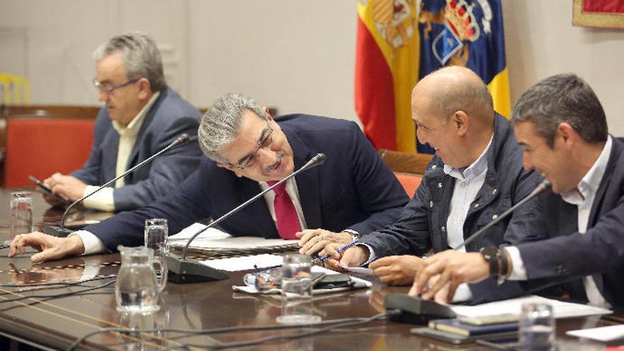 El vicepresidente del Gobierno y consejero de Hacienda, Román Rodríguez, durante la comisión de ayer.