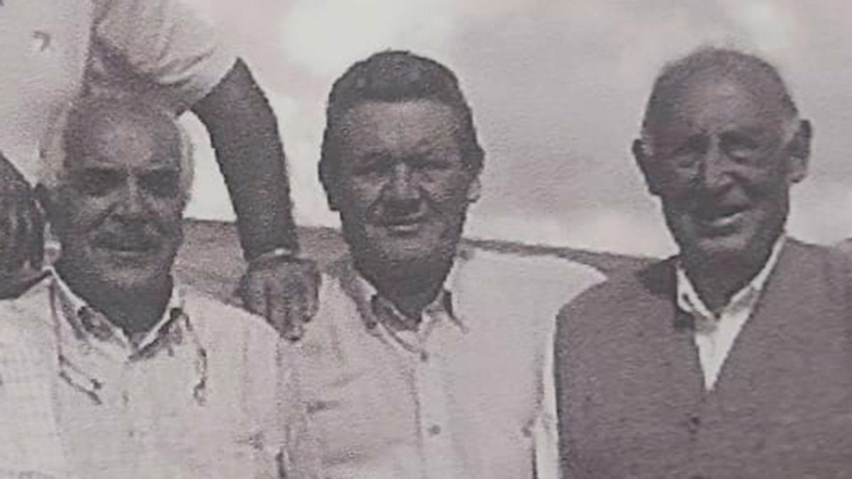 José Cadenas, en el centro, con el abogado M. Ángel Quevedo, a la izquierda, y Ubaldo García, del restaurante La Paloma de Oviedo, en una visita al santuario del Acebo en Cangas del Narcea.