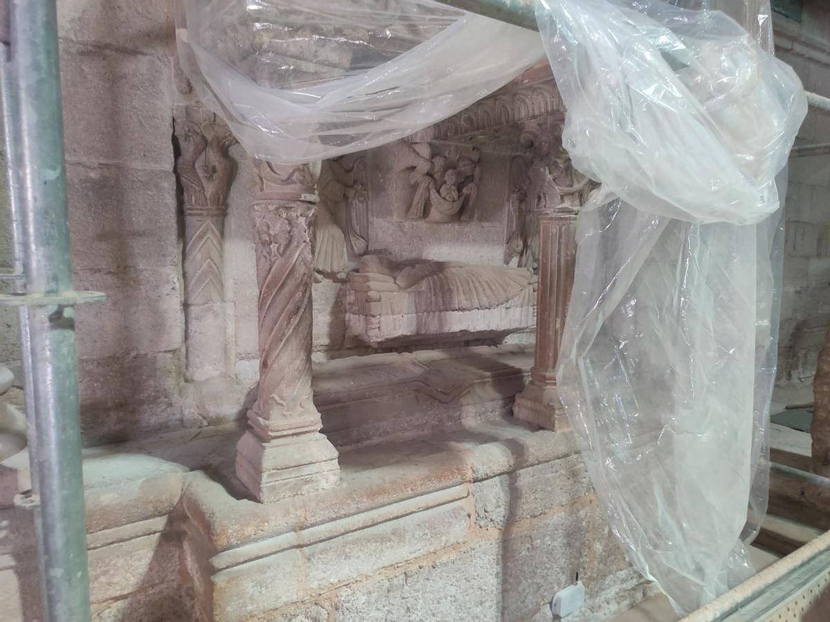 El sepulcro románico de finales del siglo XII, protegido ante las obras.