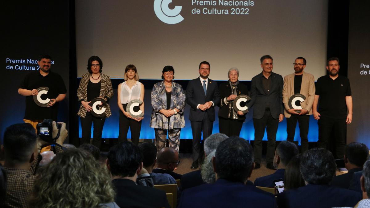 Els cinc Premis Nacionals de Cultura 2022 recullen el seu guardó, amb el president de la Generalitat, Pere Aragonès, i la del CoNCA, Vinyet Panyella