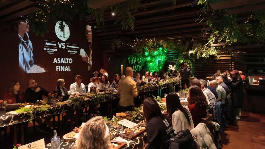 Cata de quesos celebrada ayer mismo en Tierra Astur El Vasco con los maestros queseros Hugo Ordiz y Aitor Vega de quesos asturianos e internacionales con maridajes de la región. | | CEDIDAS A LNE