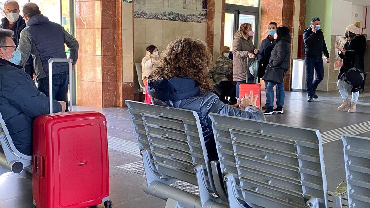 Viajeros esperando en la estación de tren de Zamora por un nuevo retraso.