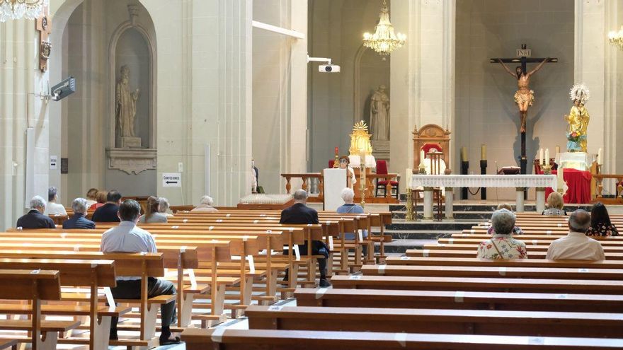 Un feligrés denuncia que una iglesia de Elda le niega la comunión por ser homosexual