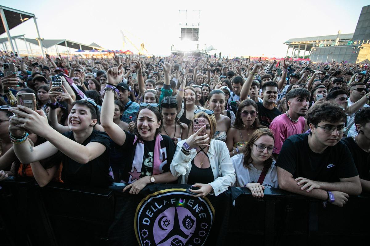 Público en las primeras filas de la entrada general en un concierto de Dellafuente en el Share Festival de Barcelona