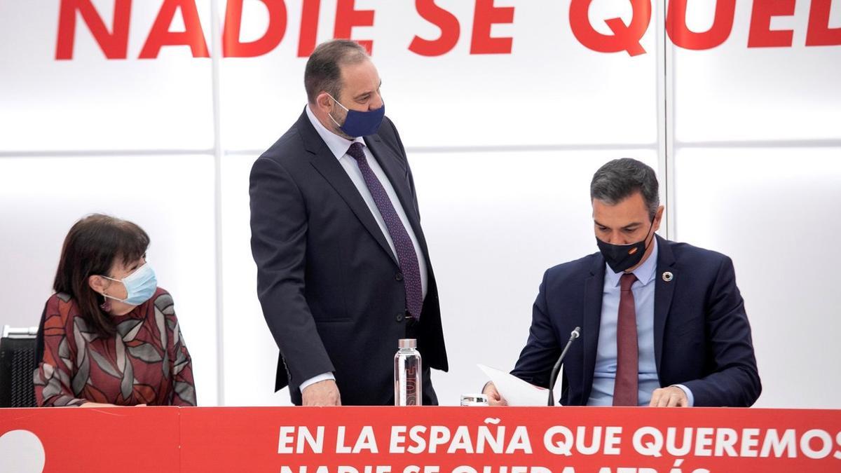 El líder del PSOE y presidente, Pedro Sánchez, con el secretario de Organización del PSOE y ministro de Transportes, José Luis Ábalos, y la presidenta del partido, Cristina Narbona, Cristina Narbona, este 7 de septiembre en Ferraz.