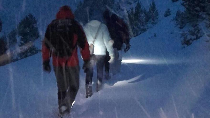 La família i els efectius de rescat anant a peu per la neu
