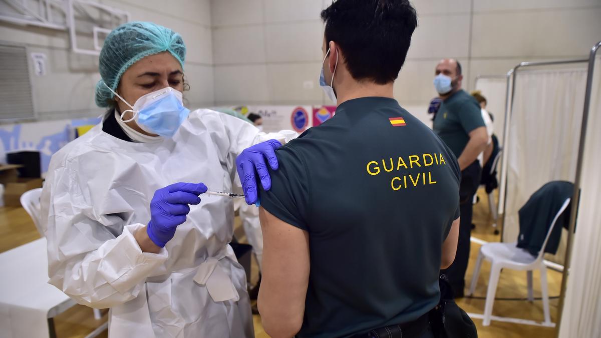 Un agente de la Guardia Civil recibe la primera dosis de la vacuna contra el covid-19