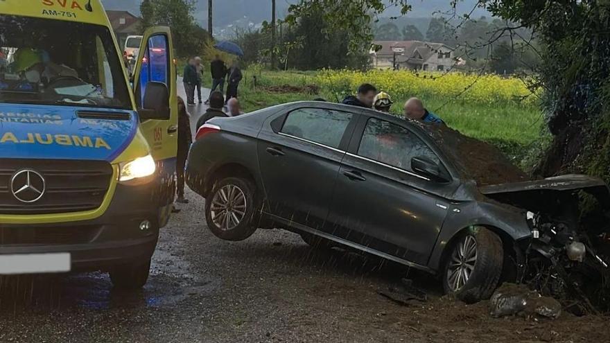 Estado en el que quedó el coche accidentado en Cabeiro. / Protección Civil de Redondela