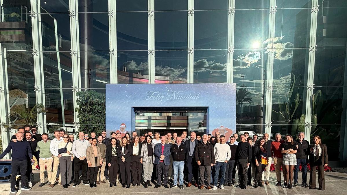 Foto de familia tras la presentación de los planes estratégicos en la sede de la empresa en Elche.