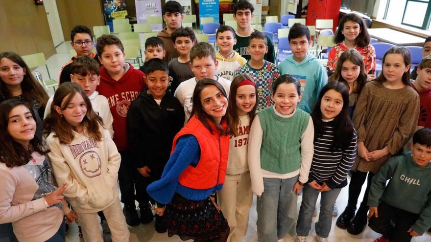 Heather Anne Matthews, en el centro, con alumnado de las dos clases de Quinto curso.