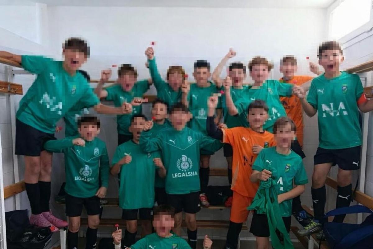David (arriba a la derecha) junto con el resto de compañeros de su equipo de fútbol.
