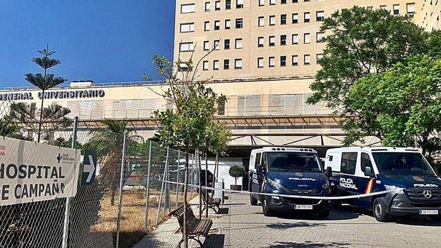 La Policía refuerza su dispositivo en el hospital de campaña para evitar la fuga de migrantes