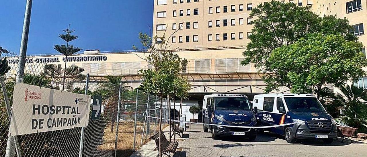 Coches de la Policía Nacional, ayer, custodiando la entrada del hospital de campaña.