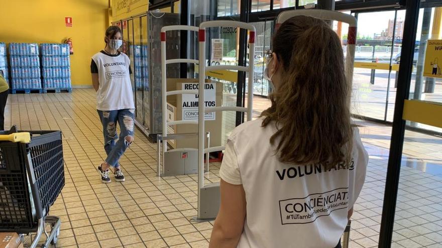 Voluntarias de la asociación, en uno de los supermercados en los que han realizado la recogida