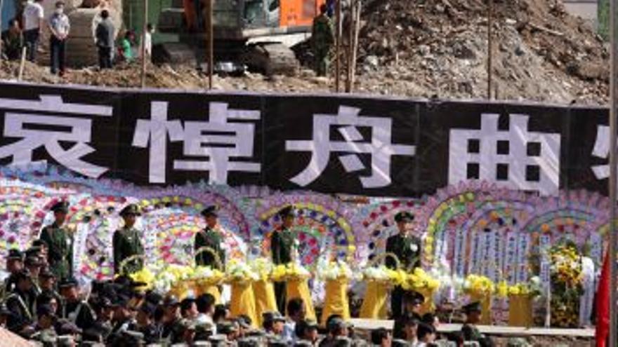 China vive un día de luto oficial mientras son 1.248 los muertos por el alud