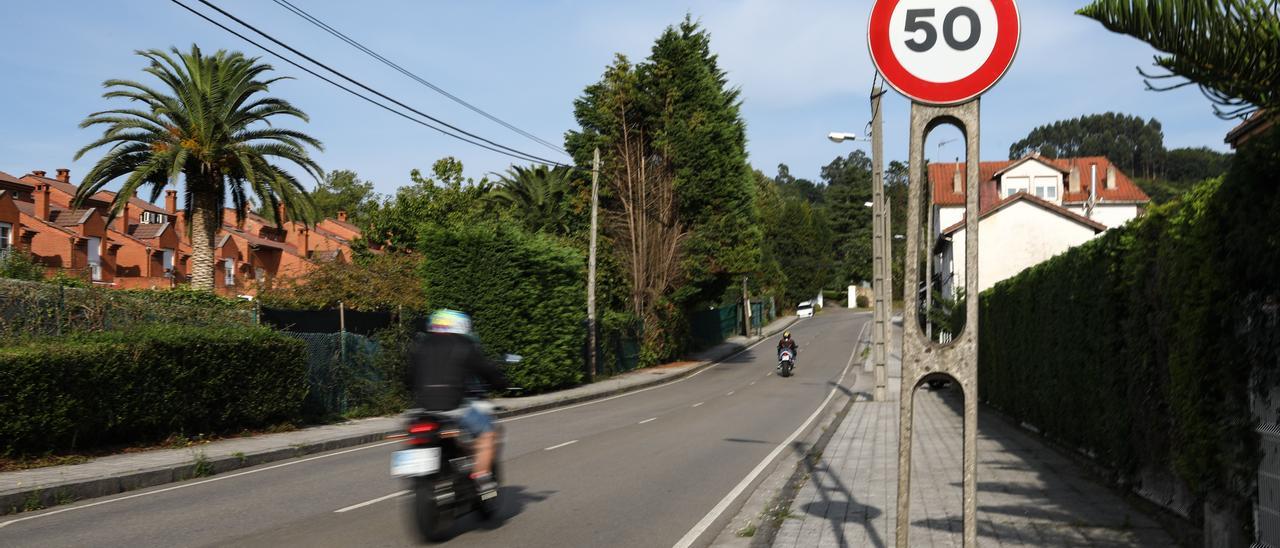 Una señal de limitación de la velocidad a 50 kilómetros por hora en la carretera del Piles al Infanzón a su paso por Somió.