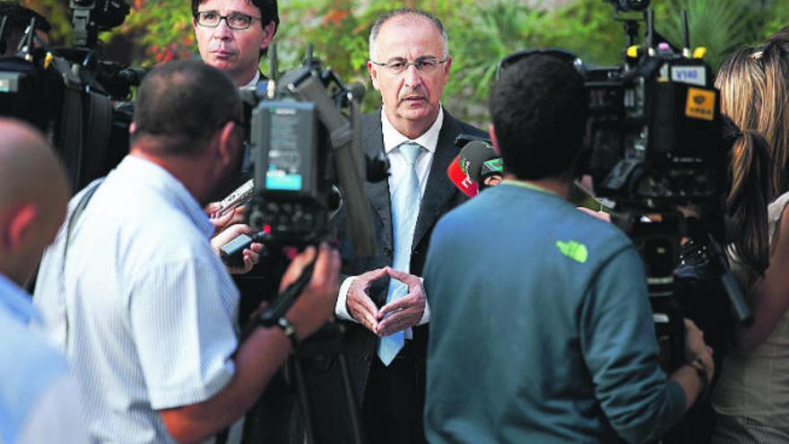 Francisco Hernández Spínola (centro), acompañado por Pedro Herrera, en un encuentro de jueces celebrado en 2013 en Tenerife.