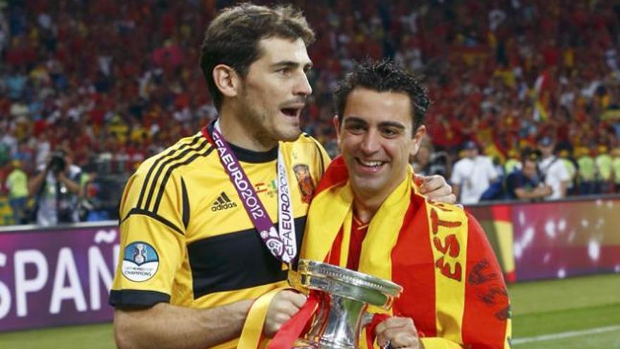 Iker Casillas y Xavi Hernández en la Eurocopa 2012.