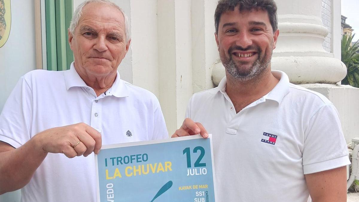 El presidente de la asociación de empresarios, Alberto Fernández, y el alcalde de Valdés,  Óscar Pérez, muestran un cartel de la cita deportiva.