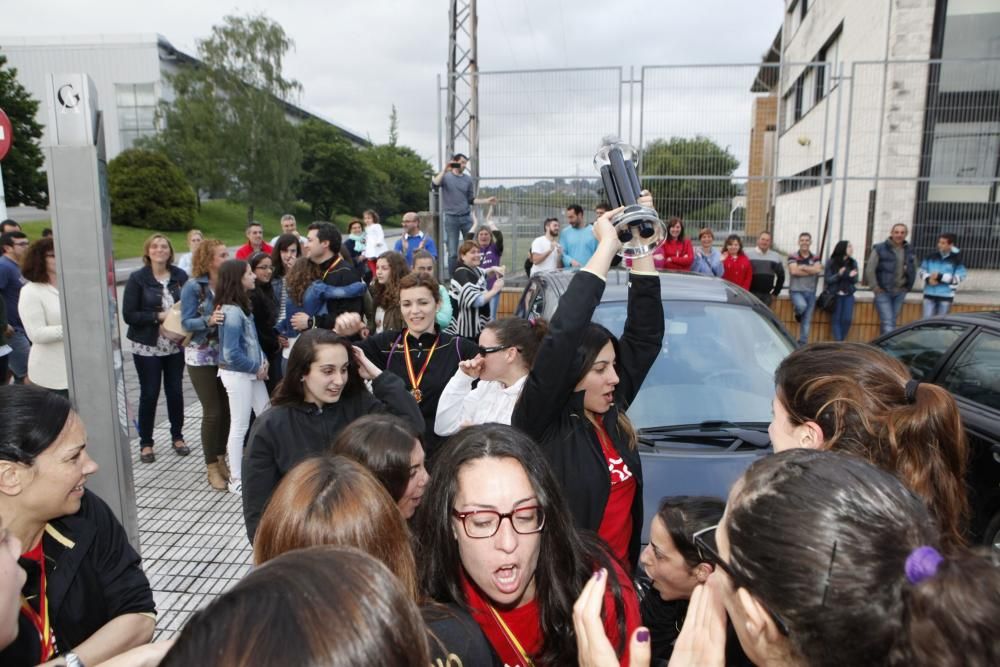 Llegada a Gijón de las jugadoras del Mavi