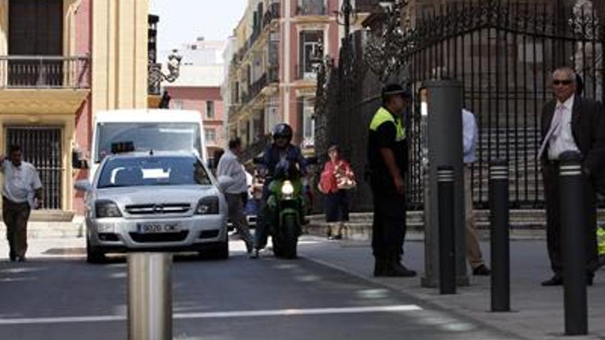 Prueba. Un vehículo se acerca al bolardo de salida de la calle Molina Lario.