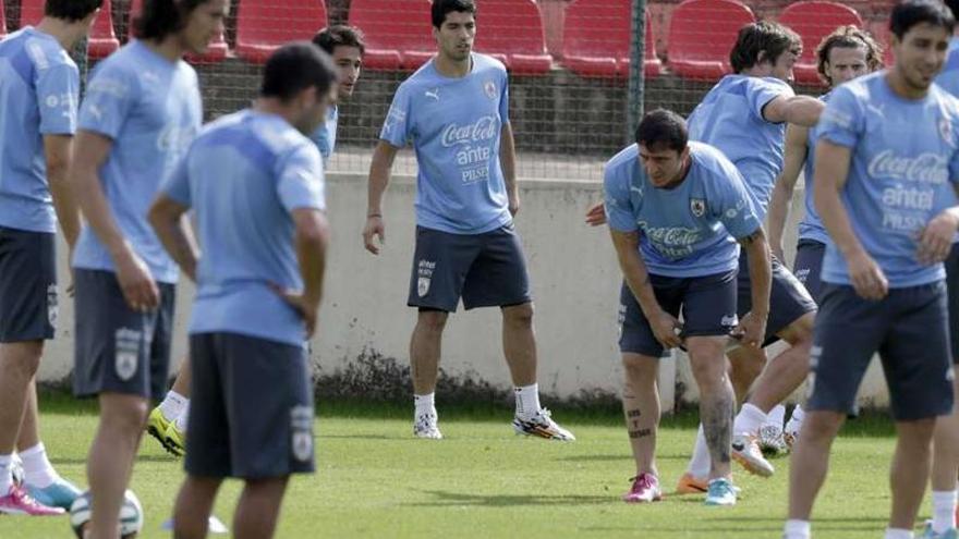 Uruguay, con Luis Suárez en el centro, durante el entrenamiento de ayer.