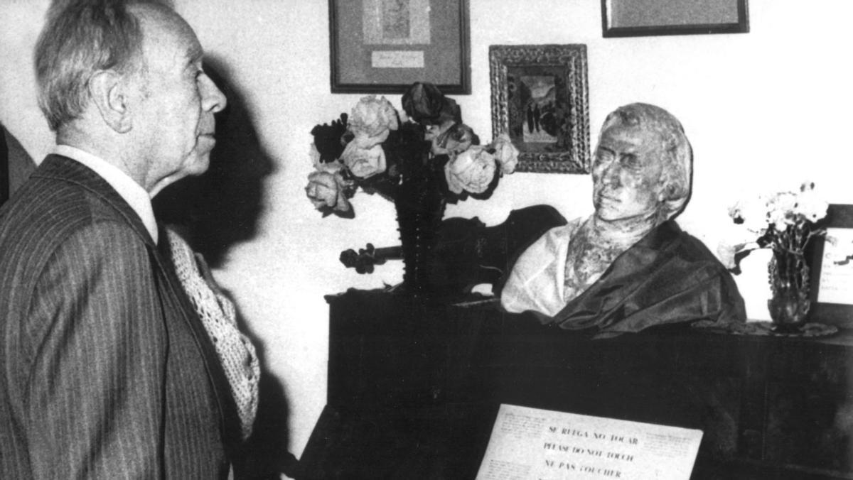 Jorge Luis Borges, en la celda de Chopin en Palma, durante la visita que el escritor argentino hizo a España en mayo de 1980.
