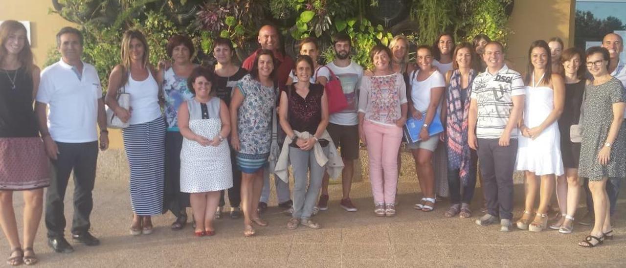 Miembros de la comunidad educativa, junto a Andrés González.