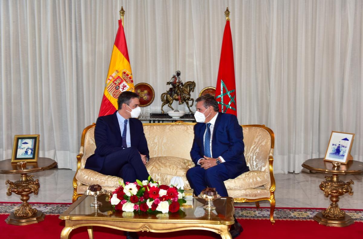 El presidente del Gobierno español, Pedro Sánchez, en Rabat junto a su homólogo marroquí, Aziz Ajanuch.