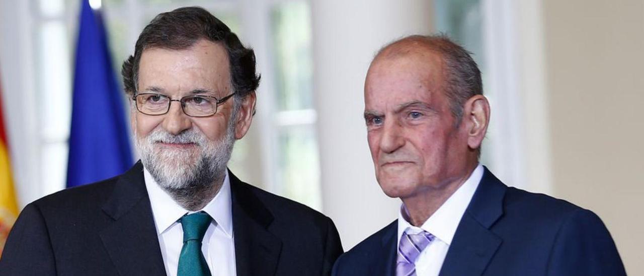 Momento en el que Rajoy entregó a Froiz la Medalla al Trabajo.