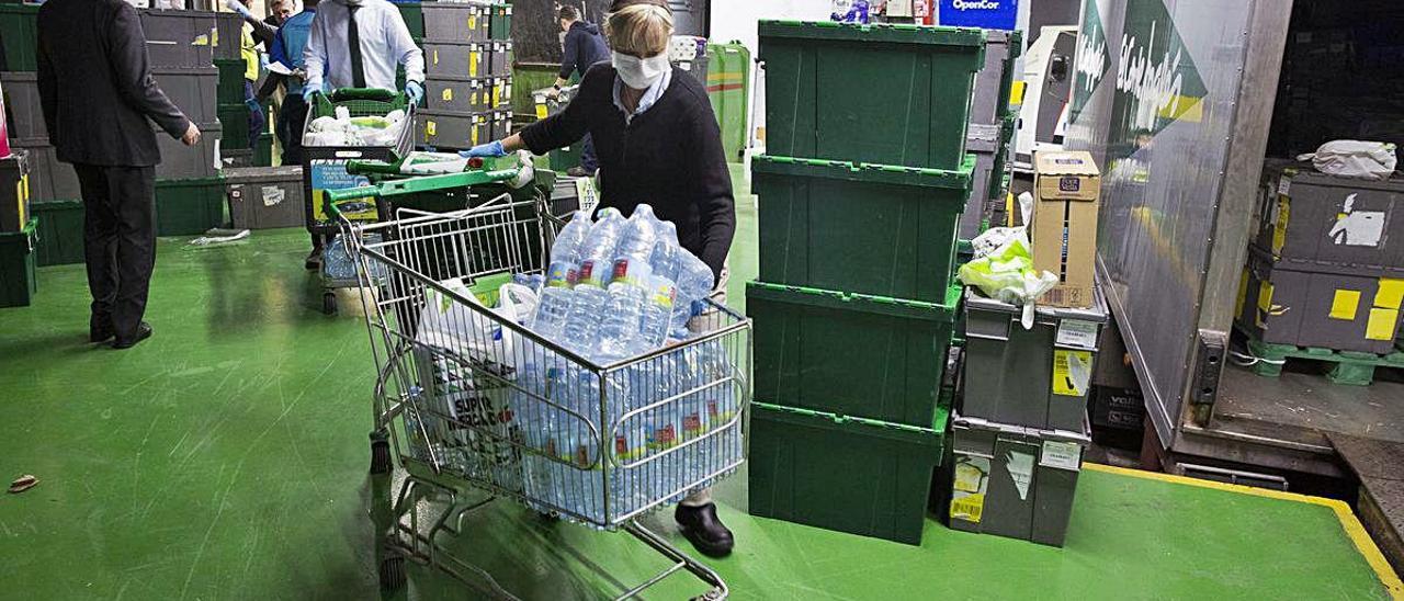 La zona de carga para los envíos a domicilio en las instalaciones de El Corte Inglés de Alicante.