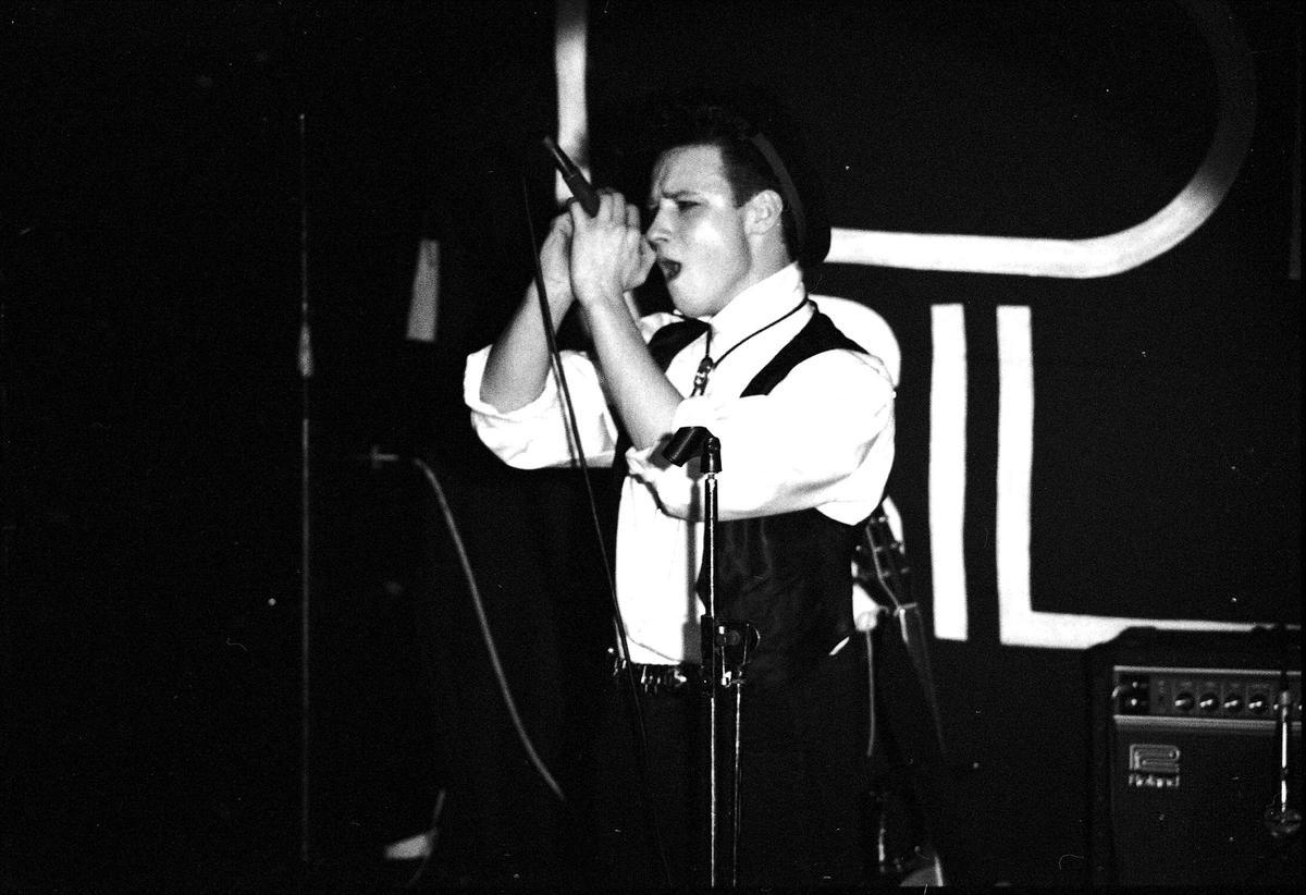 Un jovencísimo Enrique Bunbury en el concierto que Héroes del Silencio ofrecieron en la En Bruto en enero de 1987.