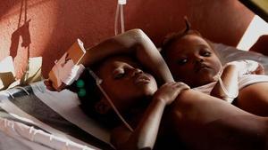 Niños con síntomas de cólera descansan en un hospital de Cabo Haitiano. Las protestas contra los soldados de la ONU se han extendido en algunas ciudades de Haití, ante las sospechas de ser los causantes de la epidemia, por la que ya han muerto más del 1.000 afectados.