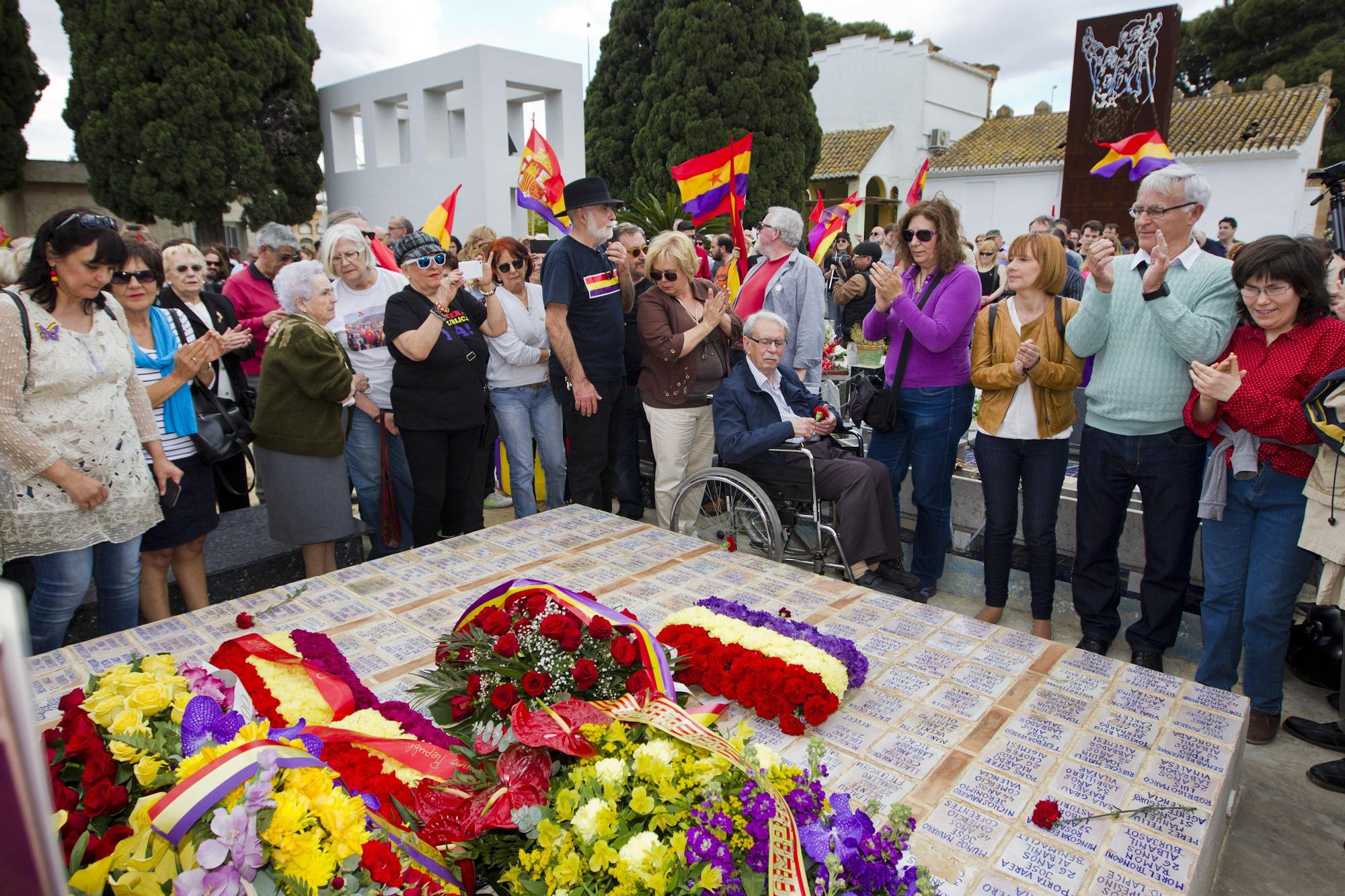 COMUNITAT VALENCIANA  Homenaje en la fosa comun del cementerio de Paterna a los republicanos represaliados por el regimen franquista . Con la presencia del alcalde de Valencia Joan Ribo y del alcalde de .jpg