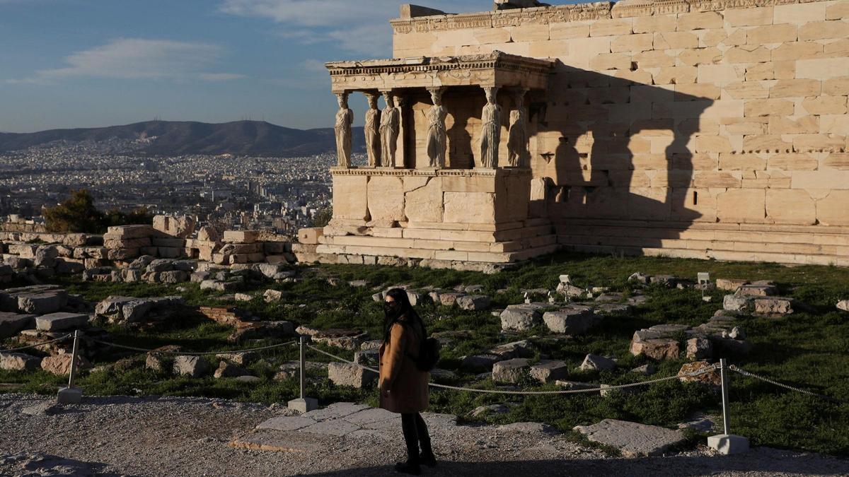 Una mujer con mascarilla en Atenas.