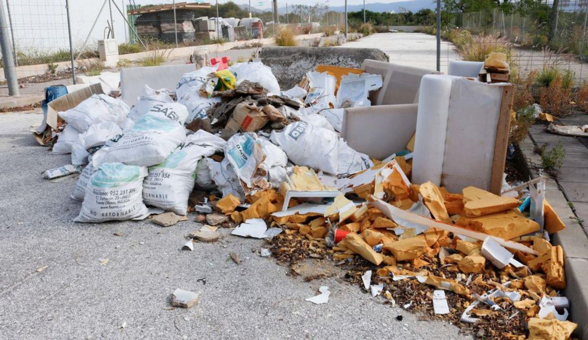 Calles con escombros ‘aparcados’ junto a San Julián