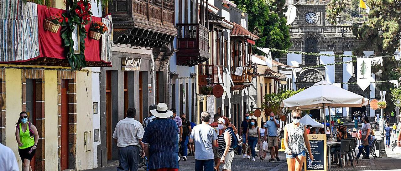 Calle Real en Teror, con la Basílica del Pino al fondo. | |