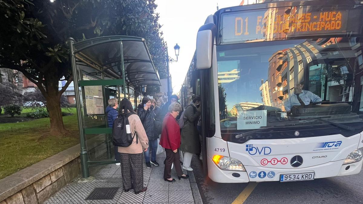 Un autobús urbano en Oviedo.