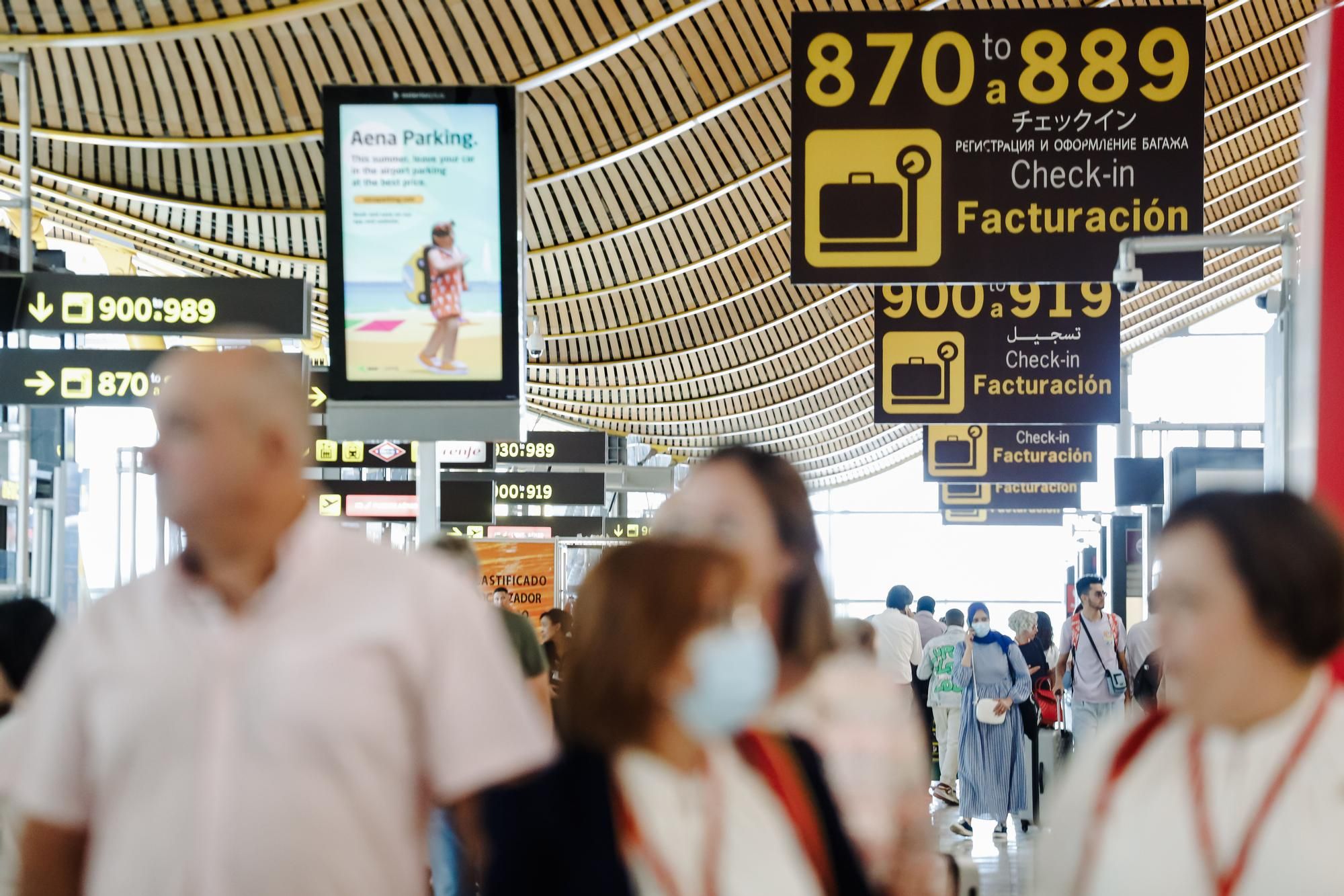 Pasajeros con sus maletas en la Terminal 4 del Aeropuerto Adolfo Suárez Madrid Barajas