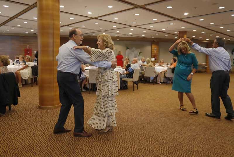 El Ayuntamiento de València organiza una fiesta de parejas que celebran sus bodas de oro