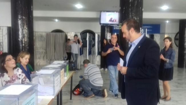 El candidato Rafael Robaina ejerce su derecho al voto.